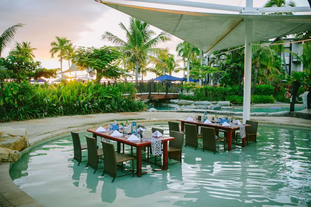 radisson-blu-fiji-overwater-dining