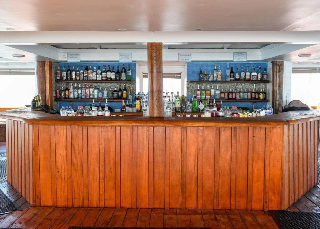 cloud-9-day-trip-fiji-bar
